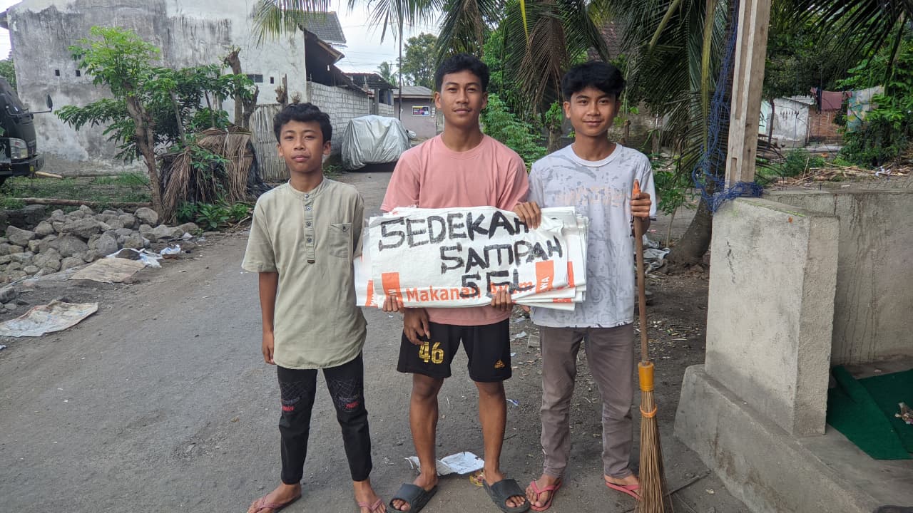 Pemuda Anjani Timur Gelar Gerakan Sedekah Sampah Plastik, Hasilnya untuk Amal dan Lingkungan